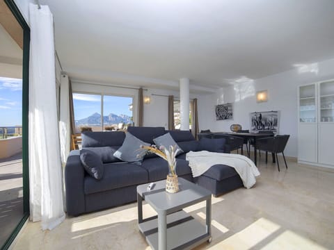 Table, Couch, Furniture, Property, Building, Window, Comfort, Shade, Studio Couch, Lamp
