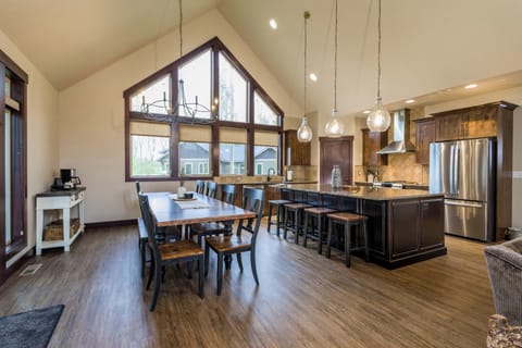 Gather round the table | Main Level