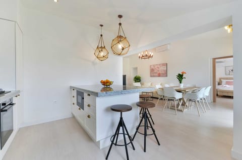 Open concept kitchen, dining room and living room with kitchen peninsula