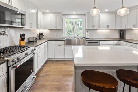 Bright, fully equipped kitchen