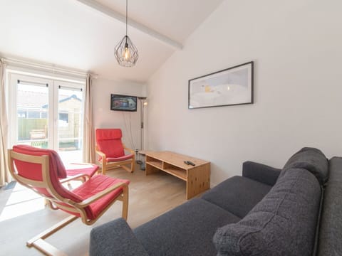 Building, Furniture, Window, Comfort, Wood, Bed Frame, Shade, Interior Design, Flooring, Bed