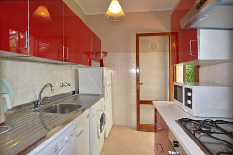 The kitchen with acces to the pergola area