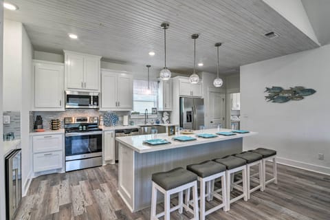 Fully Equipped Kitchen | Coffee Maker | Blender | Crock-Pot