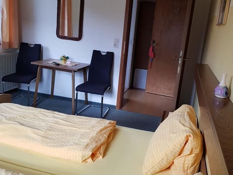 No. 5 double room with balcony, shower and WC - Privatpension Hedi Apartment in Carinthia, Austria