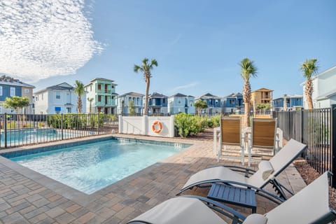 - Refreshing private pool of the cottage in Florida - Perfect for Unwinding and Soaking Up the Sun - Dive into a refreshing poolside escape - Lounge in tranquility by the sparkling waters
