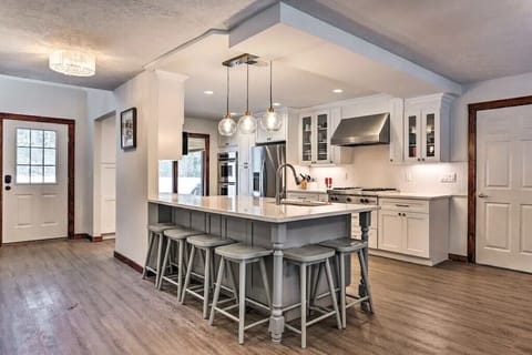 Kitchen breakfast bar