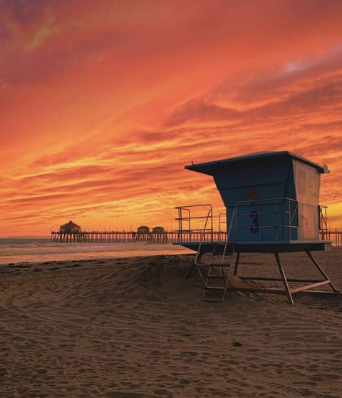 Downtown Huntington Beach house 2 miles from the sand on Main Street 