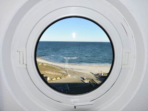 Aussicht aus dem Küchenbullauge auf das Meer