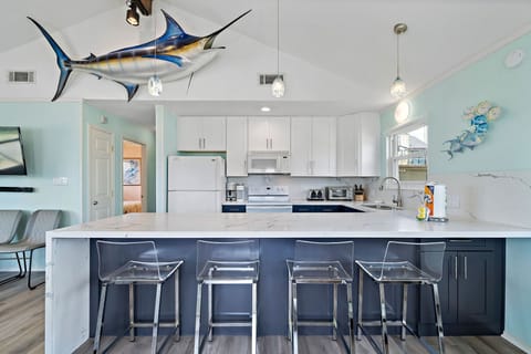 Kitchen - Countertop Seating