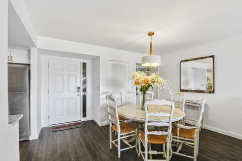 Dining Table | 1809 Bluff Villas - Dining Table | 1809 Bluff Villas