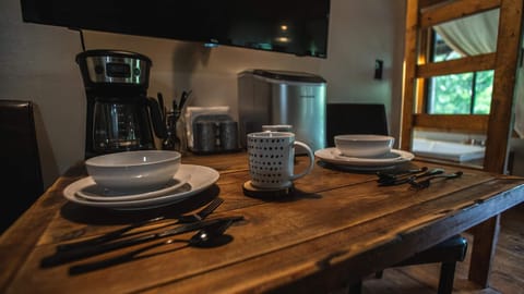 Dining, coffee and ice maker