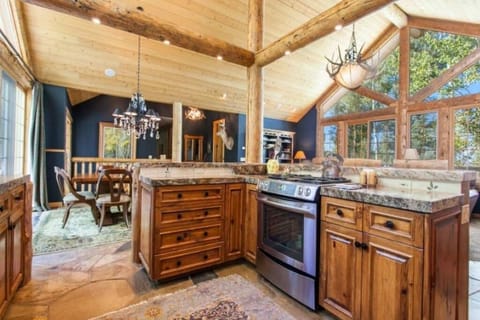 Kitchen - Quick bites to Gourmet cooking, seating for 3 at bar