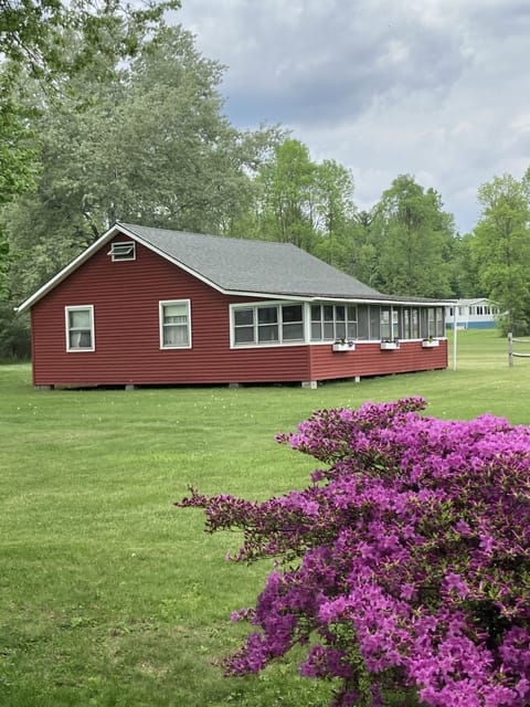 3 bedroom 
1 bathroom 