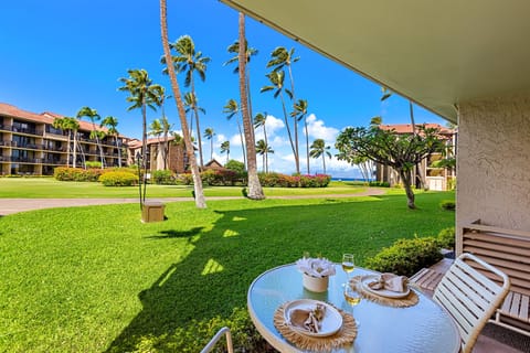 Views of the manicured lawns, Pacific ocean and island of Lana'i await!