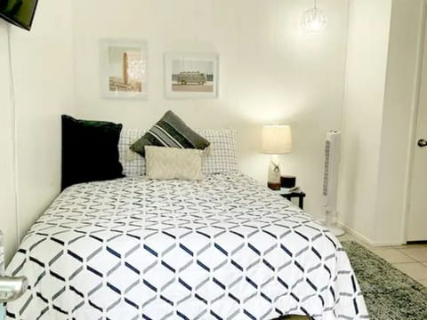 Charming studio with queen sized bed