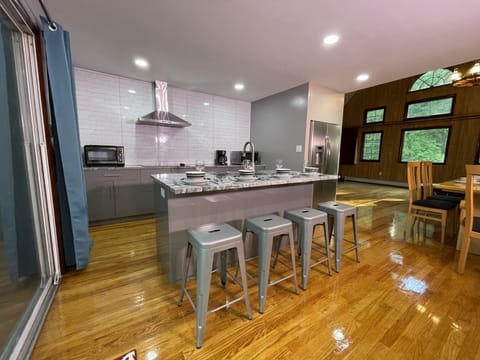 Large Modern Open Concept Kitchen with 6' Center Island