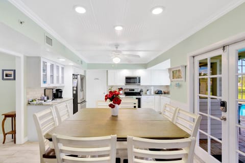 Dining seating for 8 with pool and lake views