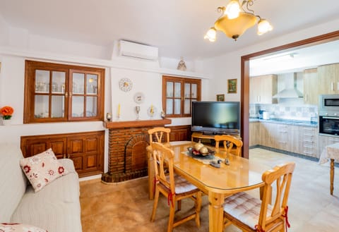 Enjoy the dining room of this rural house in Alhaurín el Grande
