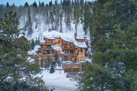 Exterior of entire duplex. THIS property is the RIGHT side.