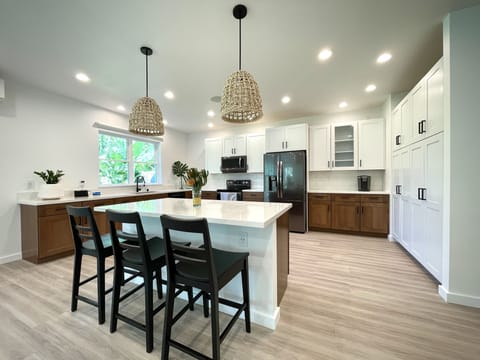 Spacious Kitchen w/ Island