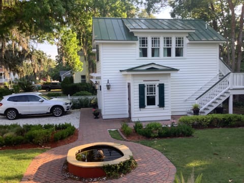 Private cottage downtown Beaufort!