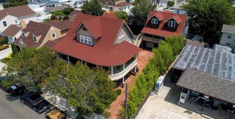 Essence of Aster-9bdrm/4ba
Garden House 3/1
Treetop House 4/2
Carriage House 2/1