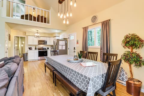 Dining Area | Dishware & Flatware Provided