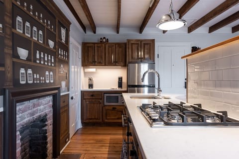 Fully Equipped Kitchen with Gas Range