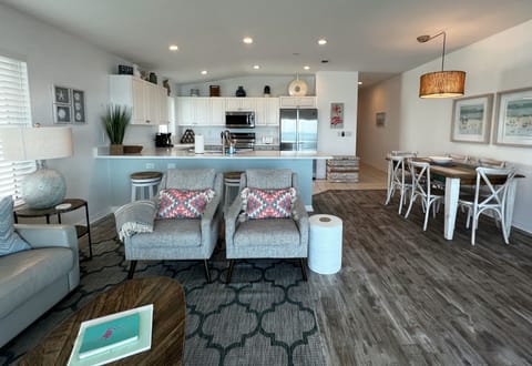 Comfortable seating in the living room to enjoy the large smart - Comfortable seating in the living room to enjoy the large smart TV or breathtaking nightly sunsets