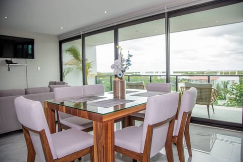 Dinning table for 8 people overlooking the caribean nature