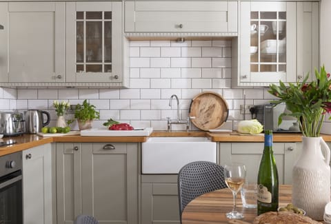 Oriel Cottage, St Agnes. Ground floor: Superbly equipped with a four-ring induction hob, electric oven, fridge, dishwasher and washing machine