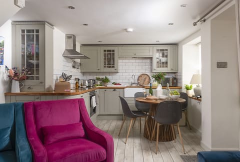 Oriel Cottage, St Agnes. Ground Floor: The open-plan living area offers a sociable yet cosy space
