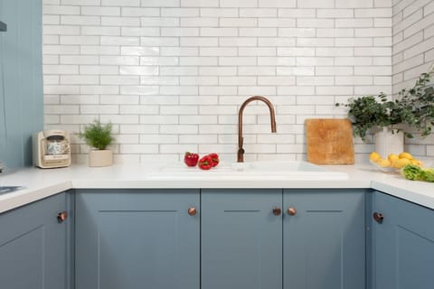 The sink and worktop - Azenor