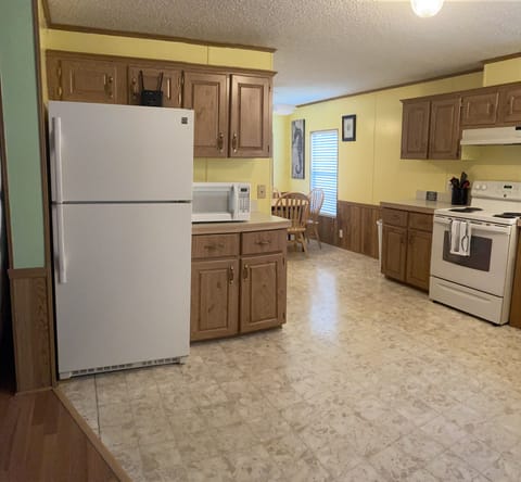 Fridge with ice maker