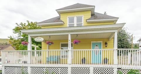 The Yellow Cottage at Lake Chelan