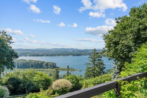 Riverview Luxury Estate is in the cute small town of Camas, one of the entry points to the Gorge.