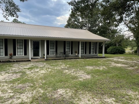 3 bedroom Farmhouse 
+ bunkhouse for more space 