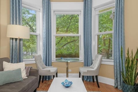 Enjoy the Linden trees from the sunny bay window. 