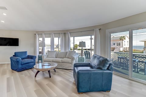 Spacious Second Floor Living Space with Flat Screen TV and Beautiful Ocean Views (Queen Sleeper Sofa)