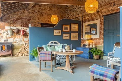 The Able Stables, Sam's Cottage, East Rudham: The seating and dining area in the outside barn