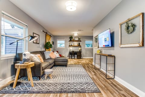 Cozy living room with 55" smart TV! Log in to your own subscriptions and apps!