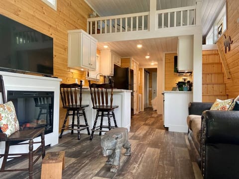 A Riverfront Tiny Home - come lounge in our tiny cozy home by the little river.   Welcome to where the Little River Runs.