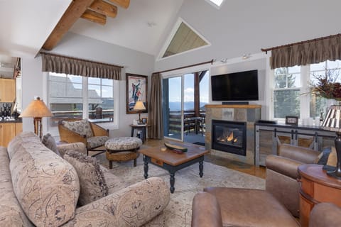 Large luxurious End Unit Saddle Ridge with AMAZING Views and Ski-in/ski-out.