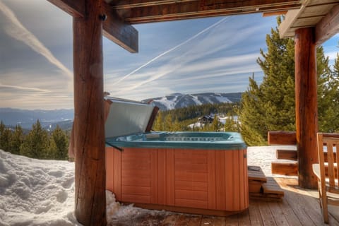 Private Outdoor Hot Tub (Brand new one as of June 2025)