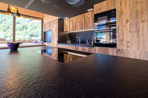 Old wood kitchen with granite island, built in Novy induction and breakfast bar
