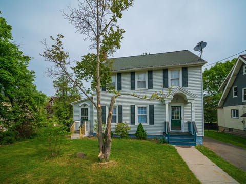 4 bed house with a/c, private driveway