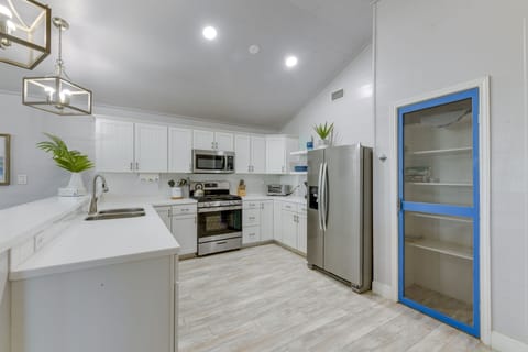 Kitchen | Cooking Basics | Bar Seating | Drip & Keurig Coffee Makers | Pantry