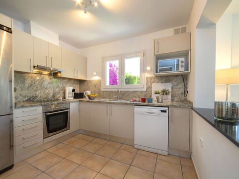 Countertop, Cabinetry, Property, Kitchen Stove, Kitchen Appliance, Sink, Kitchen Sink, Tap, Kitchen, Wood