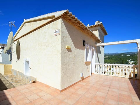 Sky, Building, Property, Wood, Wall, House, Real Estate, Shade, Facade, Composite Material