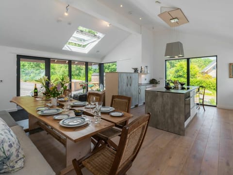 Table, Furniture, Plant, Chair, Building, Window, Wood, Interior Design, Floor